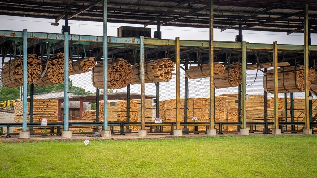 Cold-chain wholesale produce warehouse in Jamaica at dawn